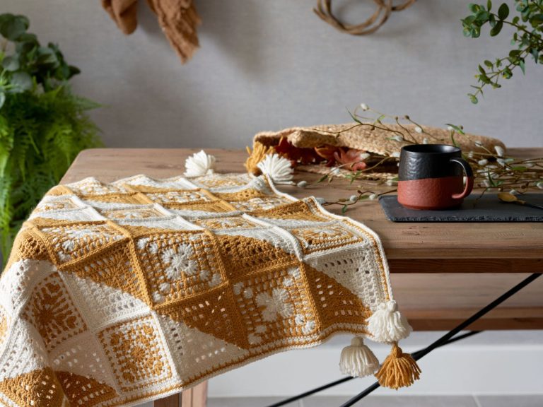 Crochet blanket designed by Anna Nikipirowicz