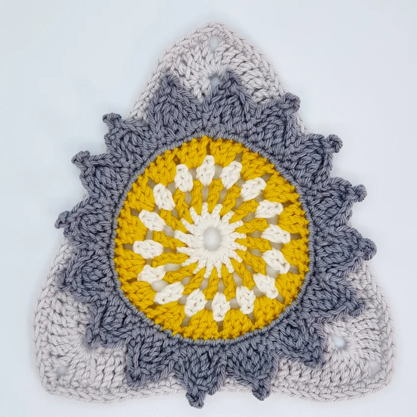 Unique crochet sample by crochet graduate Judy Sendrove